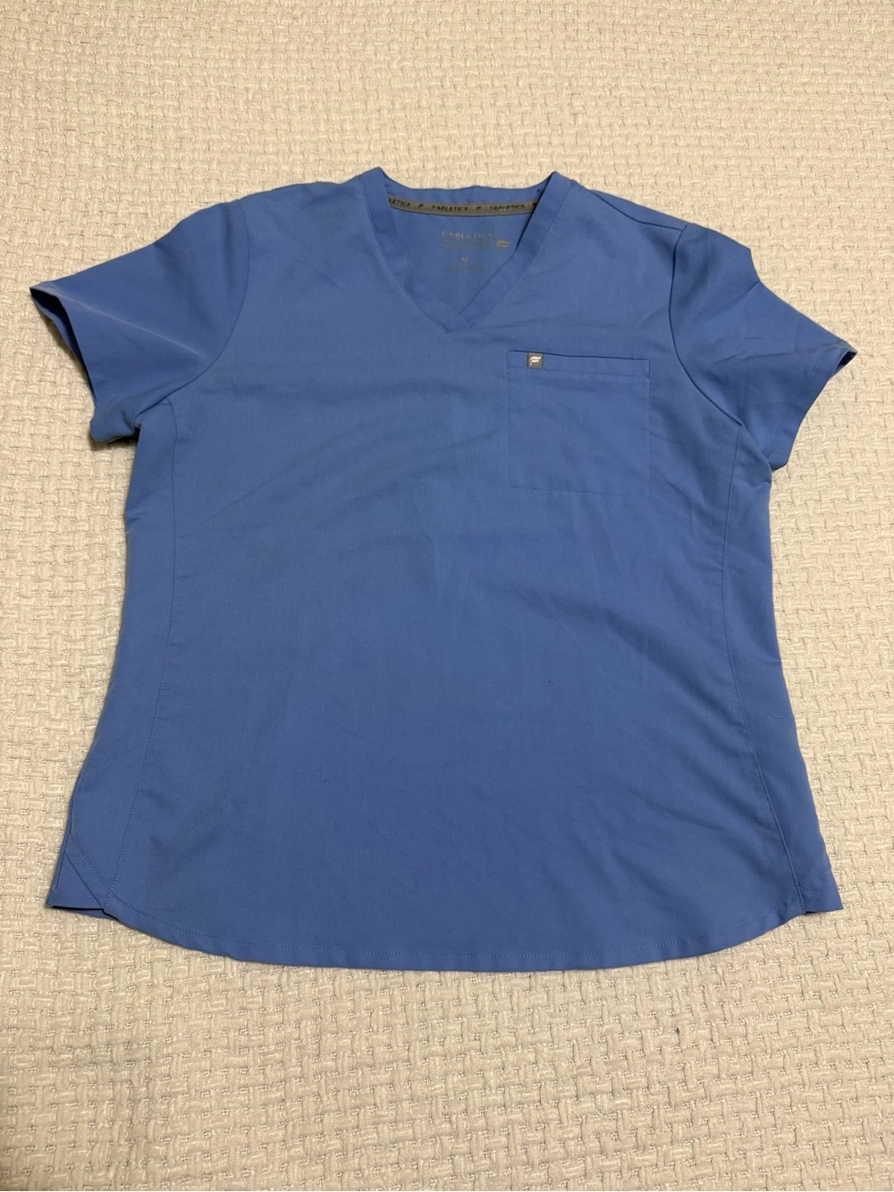 Fabletics women’s blue scrub top, medium.  Excellent condition 🧑‍⚕️🩺🏥👩🏽‍⚕️